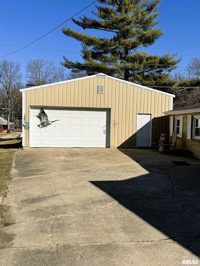 view of detached garage