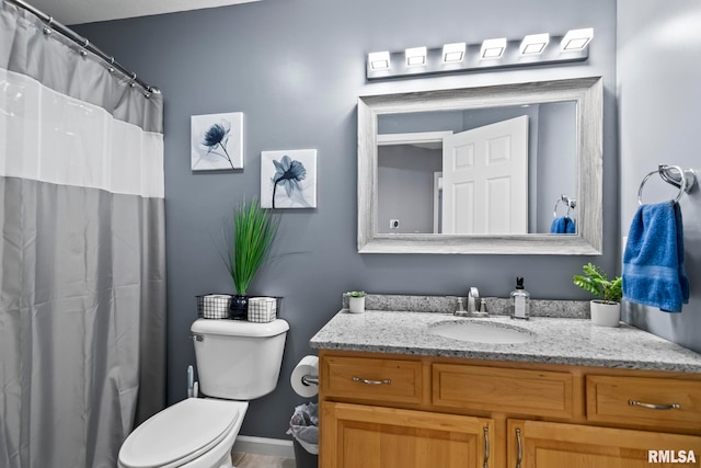 full bath with toilet, vanity, and a shower with curtain