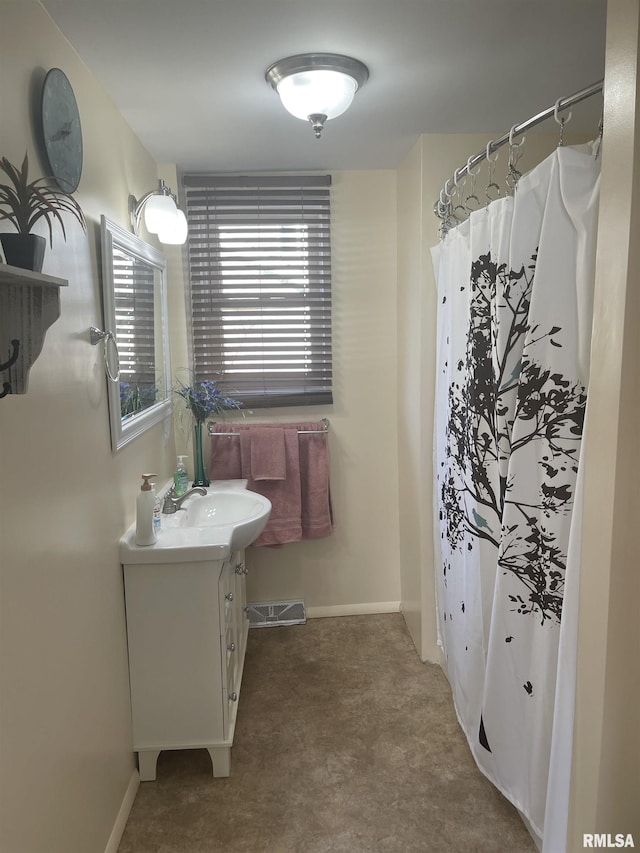 bathroom featuring visible vents, baseboards, curtained shower, and vanity