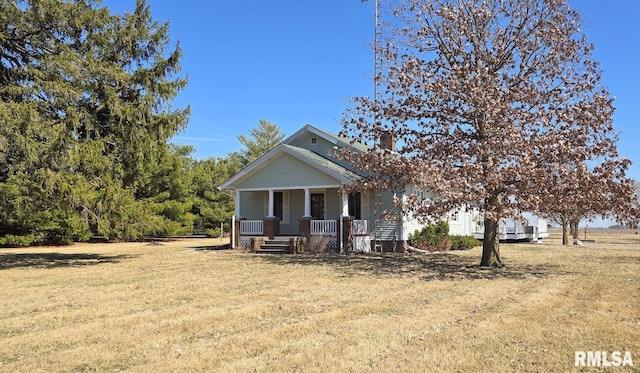 view of front facade featuring a porch and a front lawn