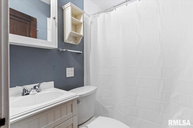 bathroom featuring a shower with curtain, toilet, and vanity