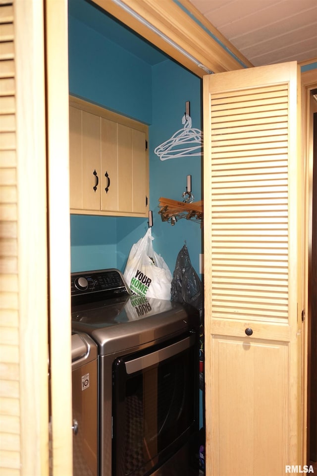 laundry area featuring cabinet space and washing machine and clothes dryer