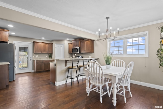 dining room with baseboards, recessed lighting, dark wood-style flooring, ornamental molding, and a chandelier