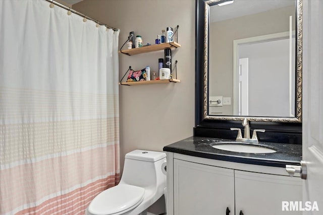 full bathroom with curtained shower, toilet, and vanity