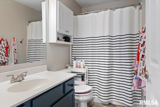 full bathroom featuring a shower with curtain, a textured ceiling, vanity, and toilet