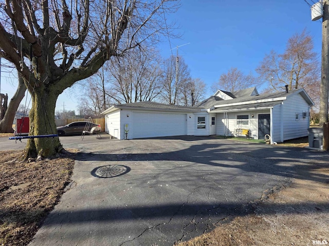 view of front facade featuring a garage and driveway