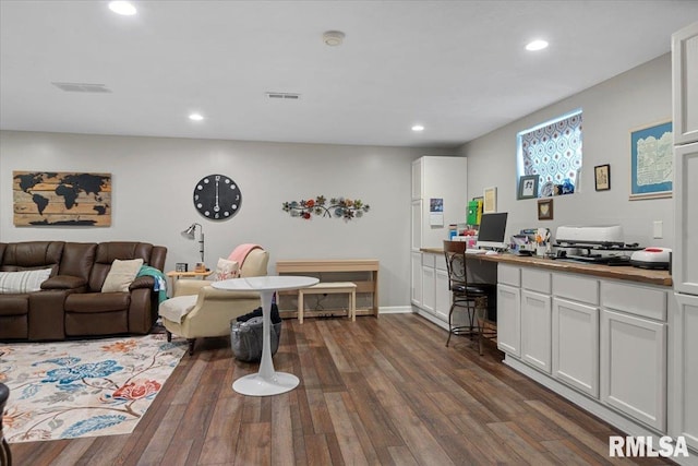 living room featuring visible vents, recessed lighting, dark wood-type flooring, and baseboards