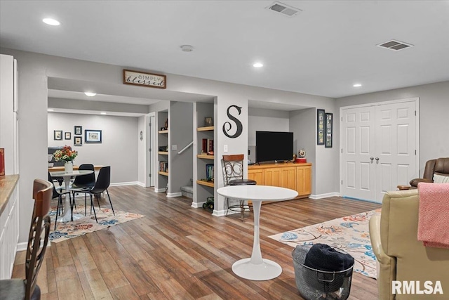 living room with visible vents, recessed lighting, baseboards, and hardwood / wood-style floors