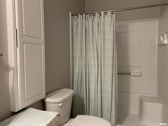 full bath featuring a shower with curtain and toilet