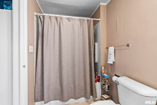 bathroom featuring a shower with curtain, toilet, and ornamental molding