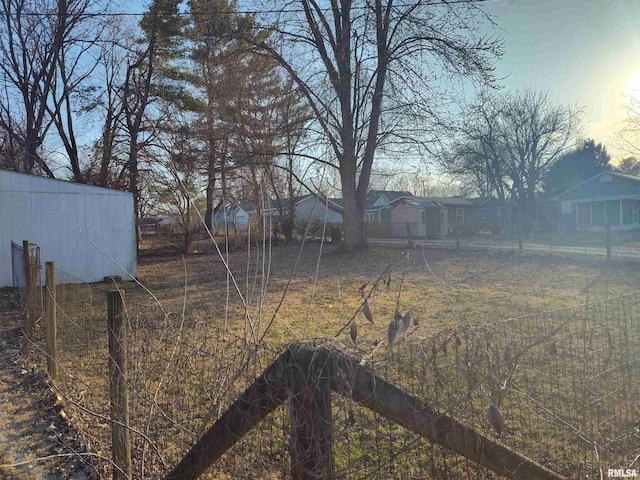 view of yard featuring an outdoor structure and a pole building