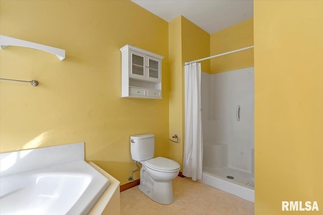 full bathroom featuring a shower with curtain, baseboards, and toilet