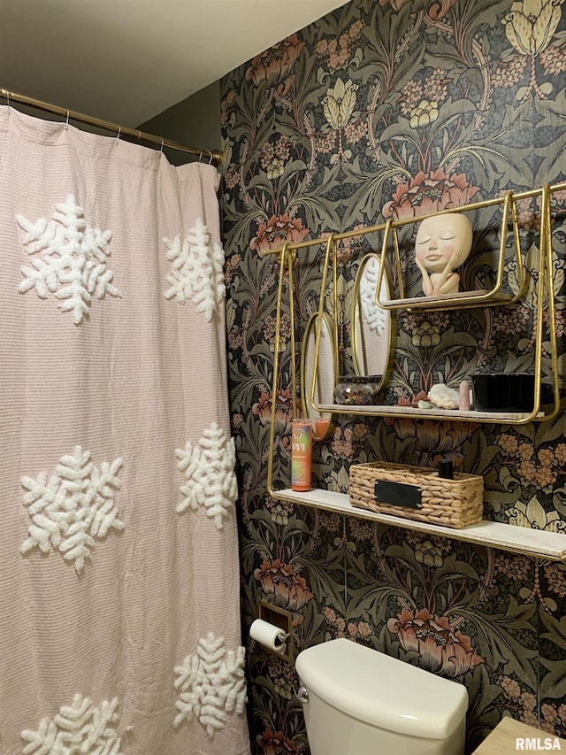 full bath featuring a shower with shower curtain and toilet