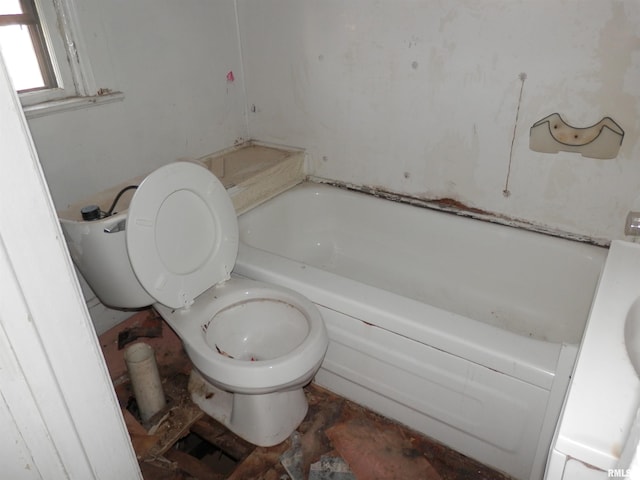 bathroom featuring toilet and a bathtub