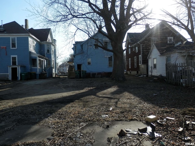 view of yard with driveway