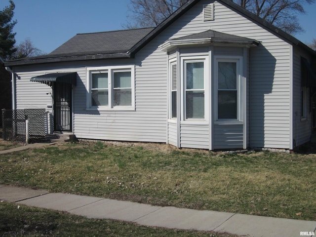 bungalow-style home featuring a front lawn