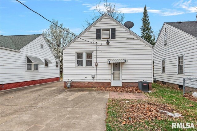 view of front of home featuring central AC