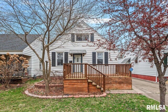 view of front of house featuring a front lawn