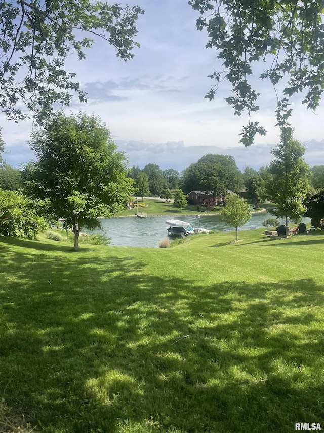 68 N Shore Dr, Petersburg, IL 62675