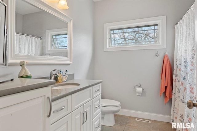 full bath featuring toilet, visible vents, baseboards, and a healthy amount of sunlight