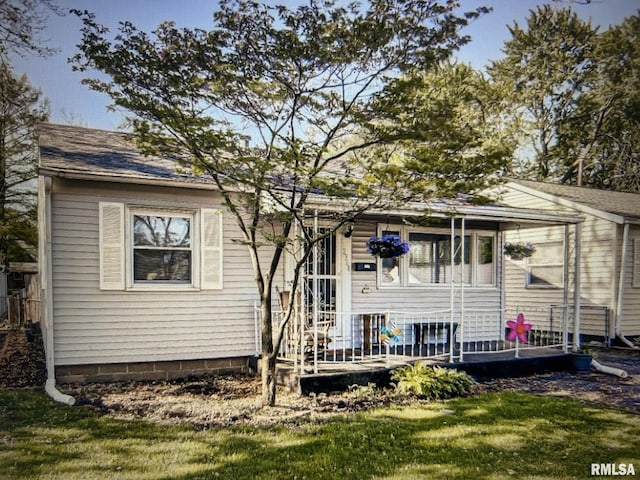 2364 E Keys Ave, Springfield, IL 62702 - rear view of property with a yard