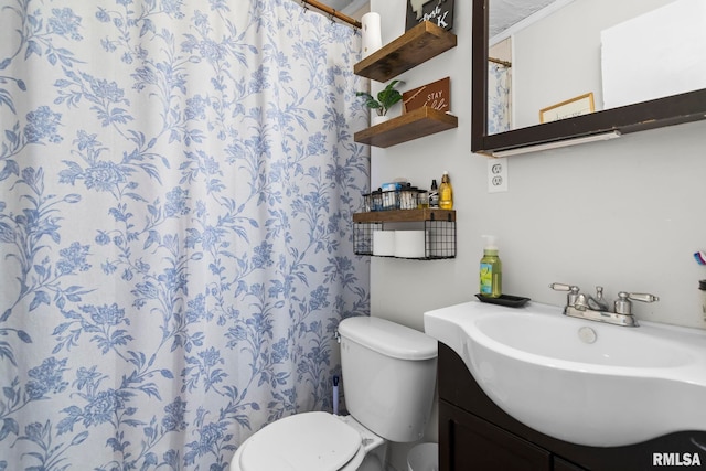 2364 E Keys Ave, Springfield, IL 62702 - full bathroom featuring toilet, vanity, and curtained shower