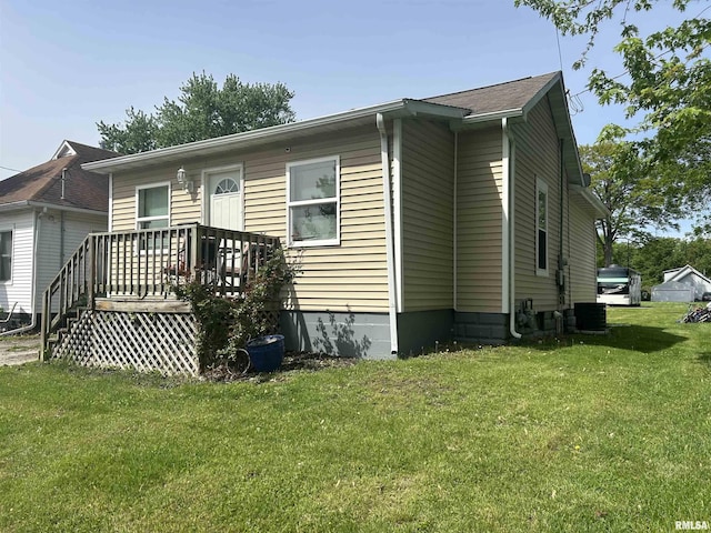 view of front of property featuring central air condition unit and a front lawn