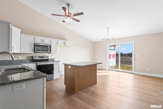 4602 Castle Pines Dr, Springfield, IL 62711 - kitchen featuring stainless steel appliances, a ceiling fan, a sink, a peninsula, and baseboards