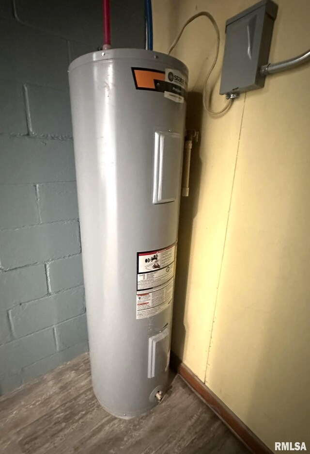 308 Galesburg Rd, Knoxville, IL 61448 - utility room with water heater