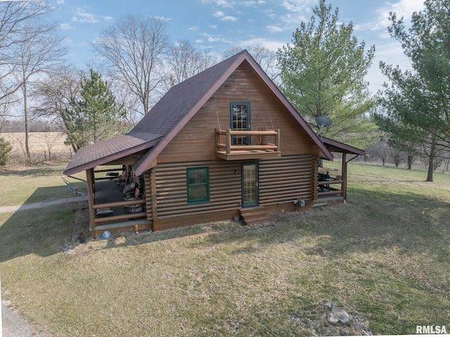 view of front of property featuring a front lawn, roof with shingles, and log exterior