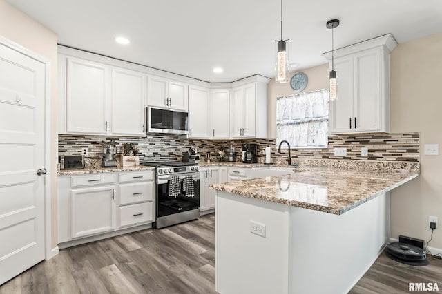 413 Hodges Ct, Chatham, IL 62629 - kitchen featuring a sink, white cabinets, appliances with stainless steel finishes, and a peninsula