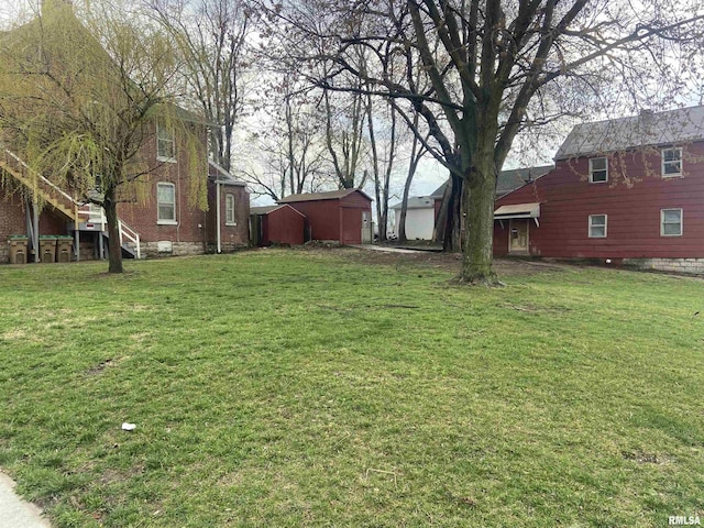 view of yard featuring an outdoor structure