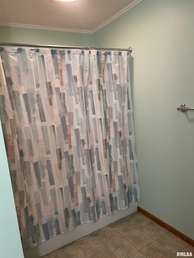 full bath featuring shower / bath combo, ornamental molding, and baseboards