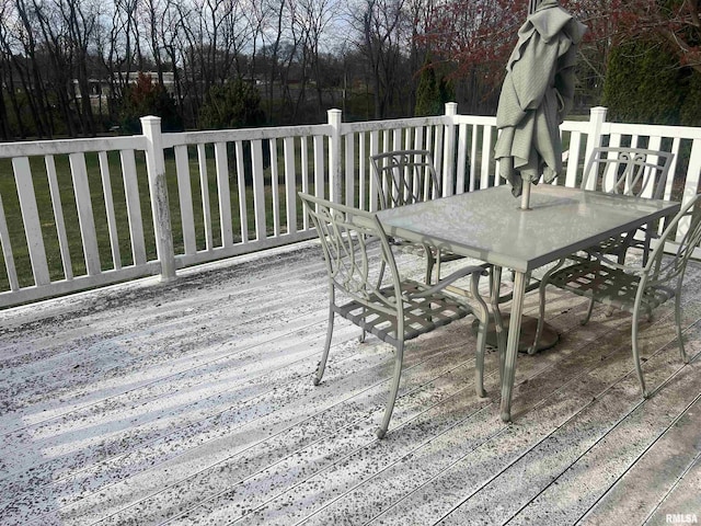 deck with outdoor dining space