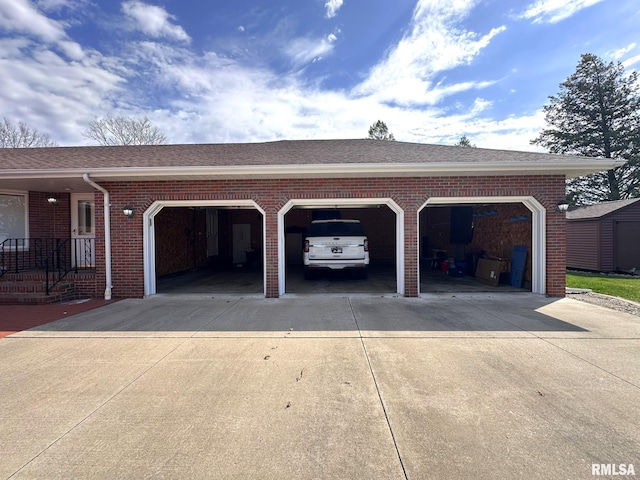 290 W Railroad St, Roseville, IL 61473 - garage with driveway
