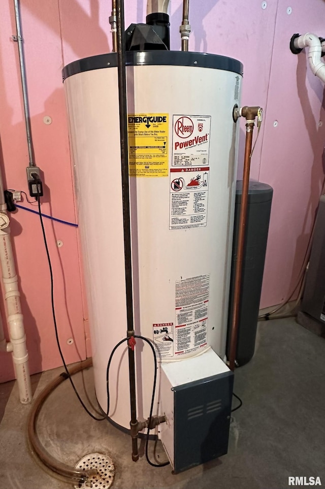 290 W Railroad St, Roseville, IL 61473 - utilities featuring gas water heater