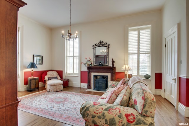 1477 Maine St, Quincy, IL 62301 - living area featuring an inviting chandelier, crown molding, baseboards, and wood finished floors