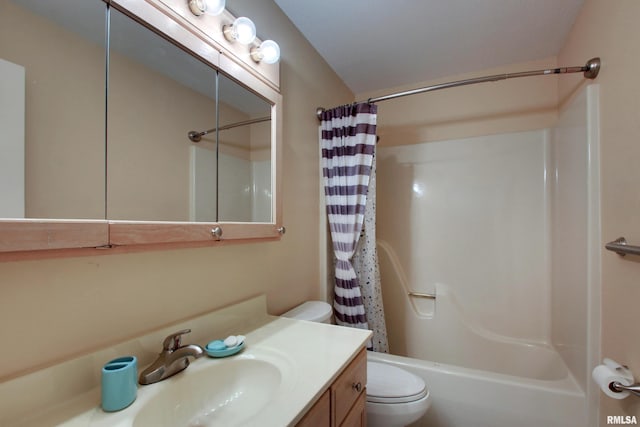 624 Pawn Ave, Quincy, IL 62305 - bathroom with toilet, vanity, and shower / bath combination with curtain