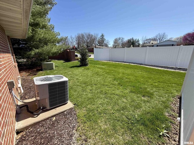104 W Waterford Dr, Quincy, IL 62305 - view of yard with fence and cooling unit
