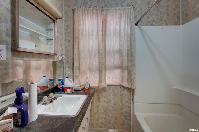 304 Chestnut St, Quincy, IL 62301 - full bath with a bathtub and vanity