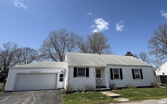 424 Lashmett Ct, Rushville, IL 62681 - single story home featuring an attached garage, driveway, and roof with shingles