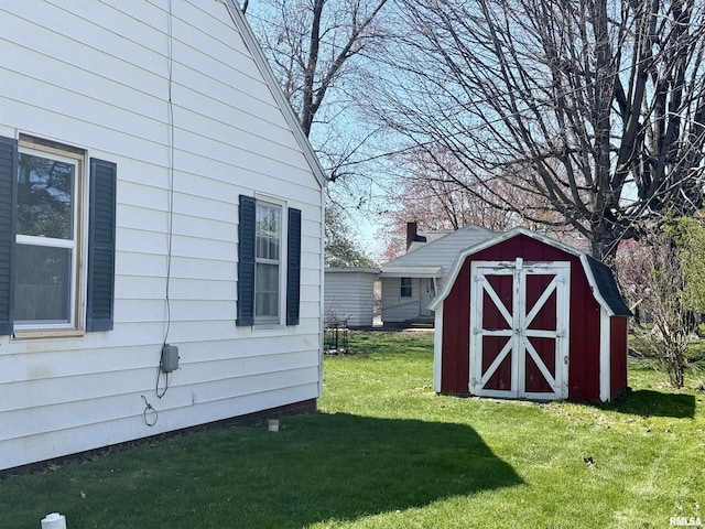 424 Lashmett Ct, Rushville, IL 62681 - view of grassy yard featuring a storage unit and an outbuilding