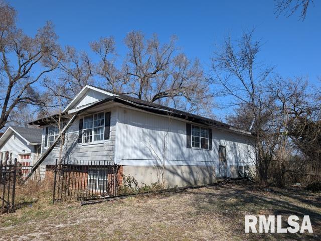 1703 E Capitol Ave, Springfield, IL 62704 - view of side of property with fence