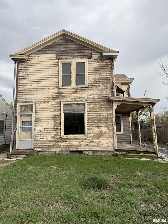 620 Jefferson St, Quincy, IL 62301 - rear view of house with a yard and fence
