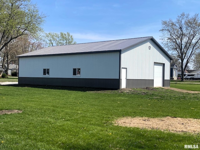 view of pole building featuring a yard