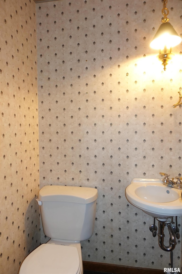 50 Hackberry Cir, Galesburg, IL 61401 - half bath featuring wallpapered walls