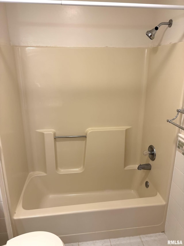 2110 Magnolia Dr, Jacksonville, IL 62650 - full bath featuring toilet, tile patterned floors, and bathing tub / shower combination