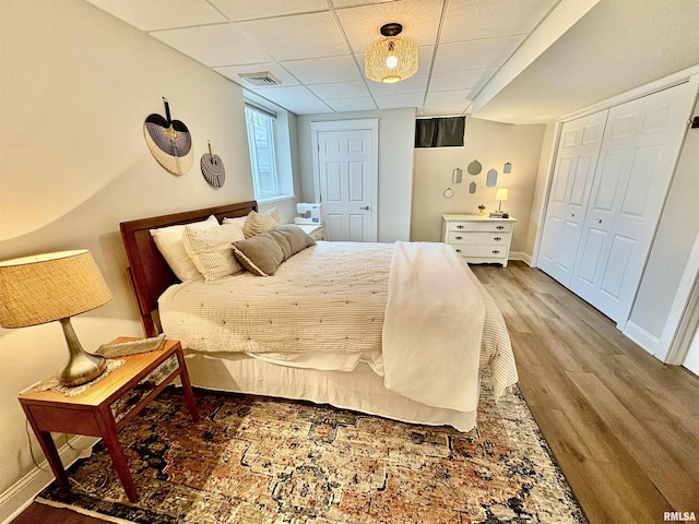 3096 Whitehaven Cir, Galesburg, IL 61401 - bedroom featuring light wood-style floors, visible vents, a drop ceiling, and baseboards