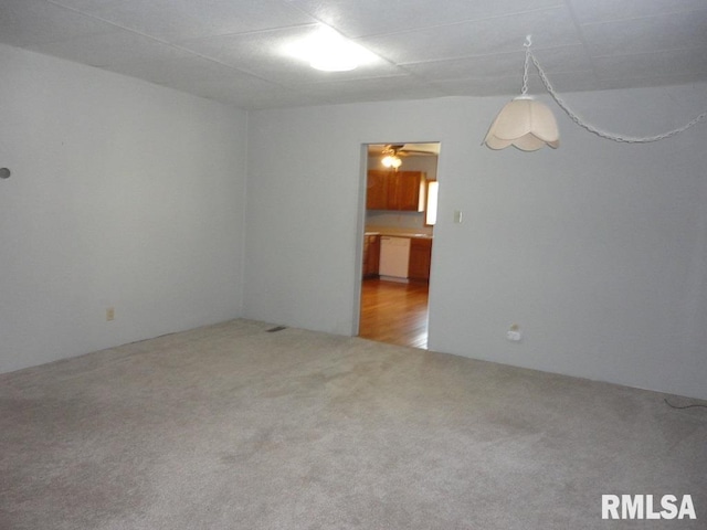 spare room with carpet and ceiling fan
