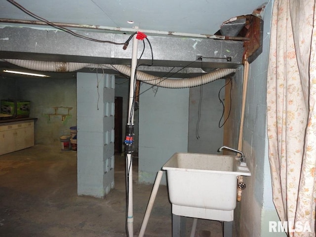 unfinished below grade area featuring a sink